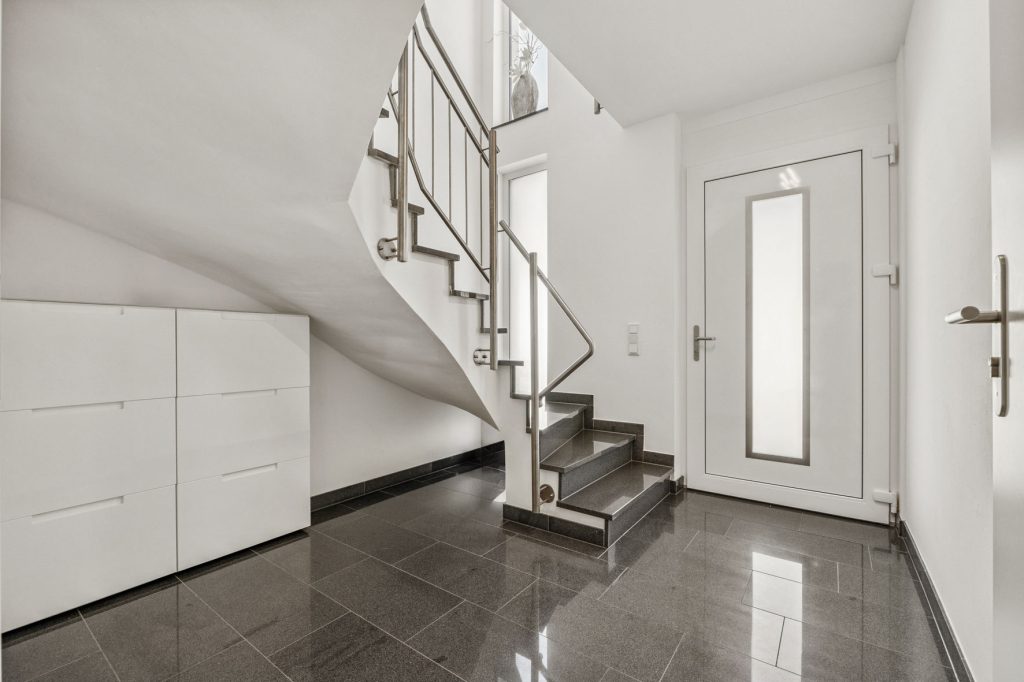 Gütelhöfer Immobilien - Immobilienangebot - Bergheim - Alle - Neuwertig und bezugsfrei! Großzügige 4-Zimmer-Erdgeschoss-Wohnung mit Einbauküche und Garten
