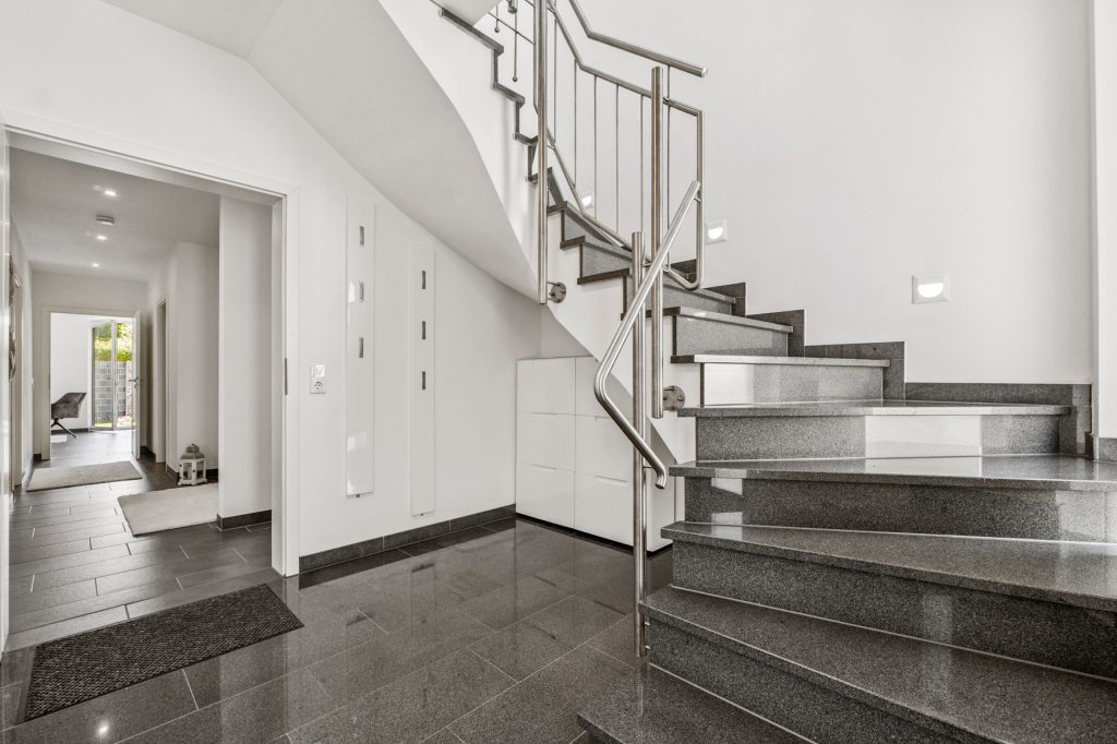 Gütelhöfer Immobilien - Immobilienangebot - Bergheim - Alle - Neuwertig und bezugsfrei! Großzügige 4-Zimmer-Erdgeschoss-Wohnung mit Einbauküche und Garten