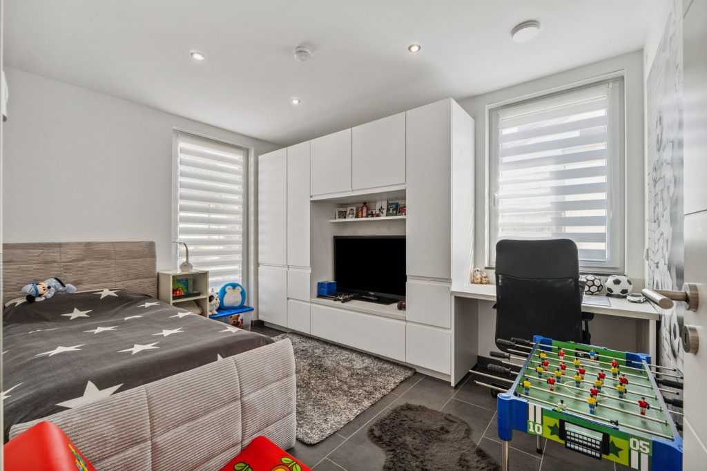 Gütelhöfer Immobilien - Immobilienangebot - Bergheim - Alle - Neuwertig und bezugsfrei! Großzügige 4-Zimmer-Erdgeschoss-Wohnung mit Einbauküche und Garten