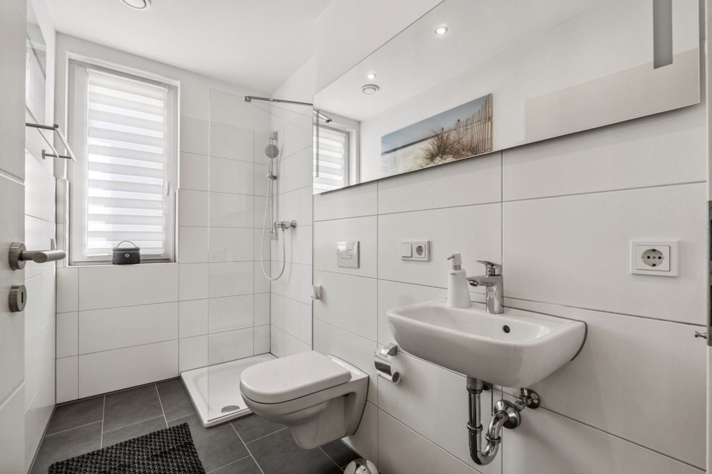 Gütelhöfer Immobilien - Immobilienangebot - Bergheim - Alle - Neuwertig und bezugsfrei! Großzügige 4-Zimmer-Erdgeschoss-Wohnung mit Einbauküche und Garten
