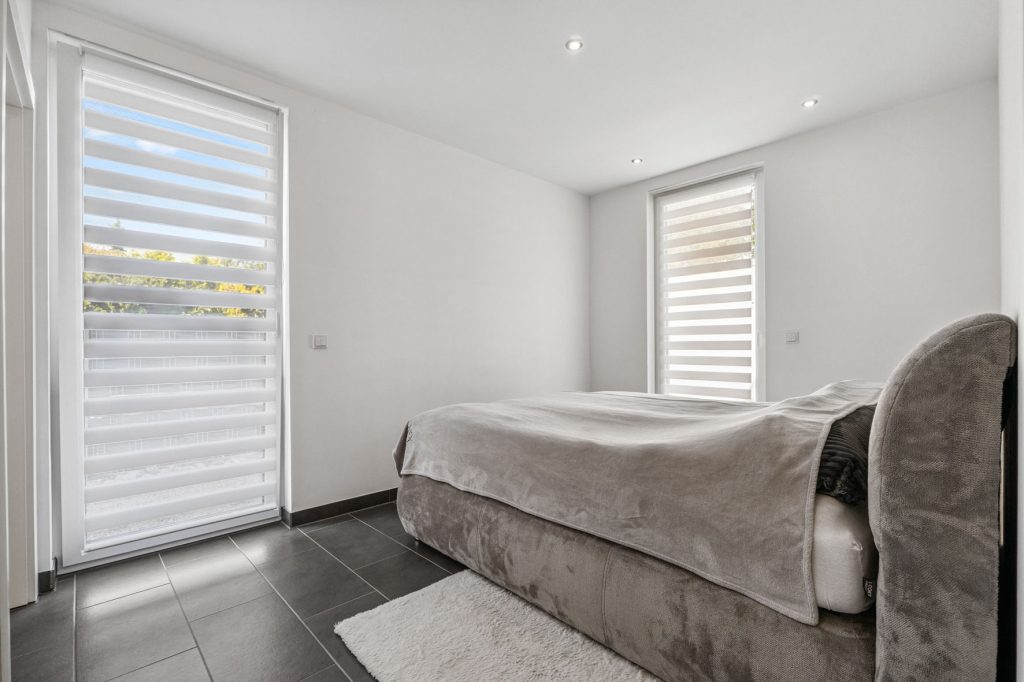 Gütelhöfer Immobilien - Immobilienangebot - Bergheim - Alle - Neuwertig und bezugsfrei! Großzügige 4-Zimmer-Erdgeschoss-Wohnung mit Einbauküche und Garten