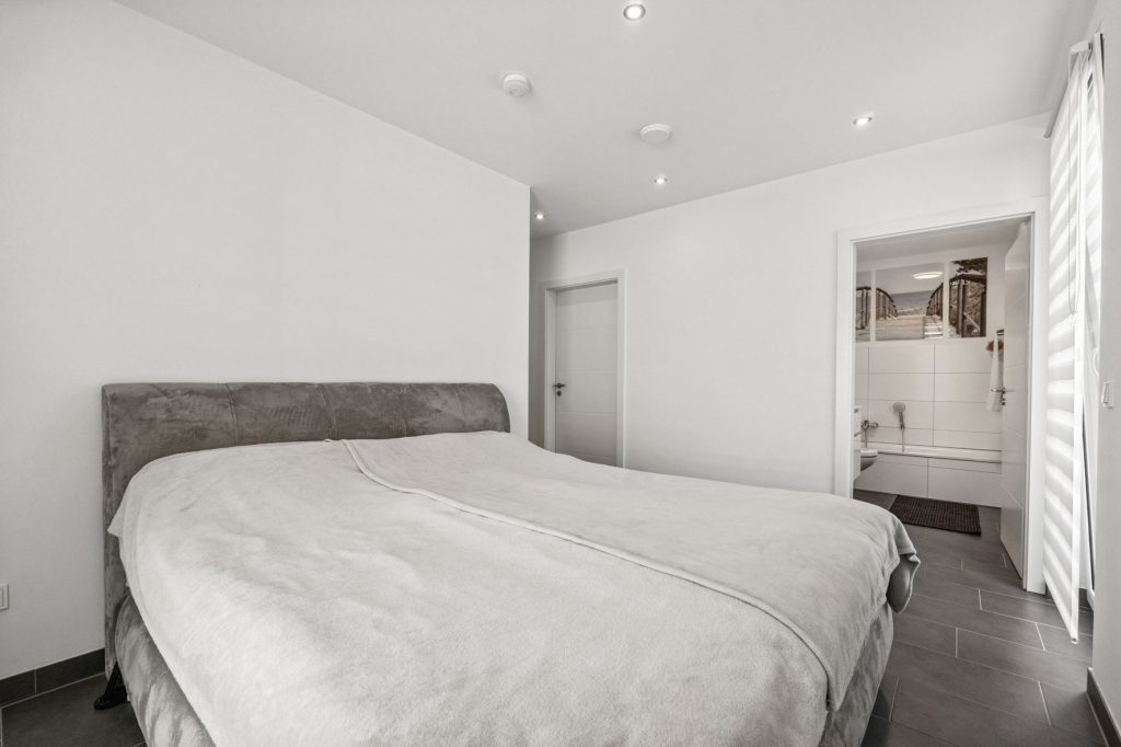 Gütelhöfer Immobilien - Immobilienangebot - Bergheim - Alle - Neuwertig und bezugsfrei! Großzügige 4-Zimmer-Erdgeschoss-Wohnung mit Einbauküche und Garten