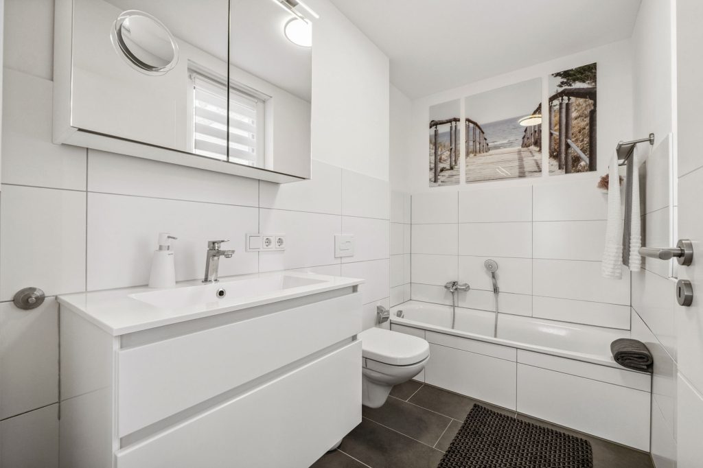 Gütelhöfer Immobilien - Immobilienangebot - Bergheim - Alle - Neuwertig und bezugsfrei! Großzügige 4-Zimmer-Erdgeschoss-Wohnung mit Einbauküche und Garten