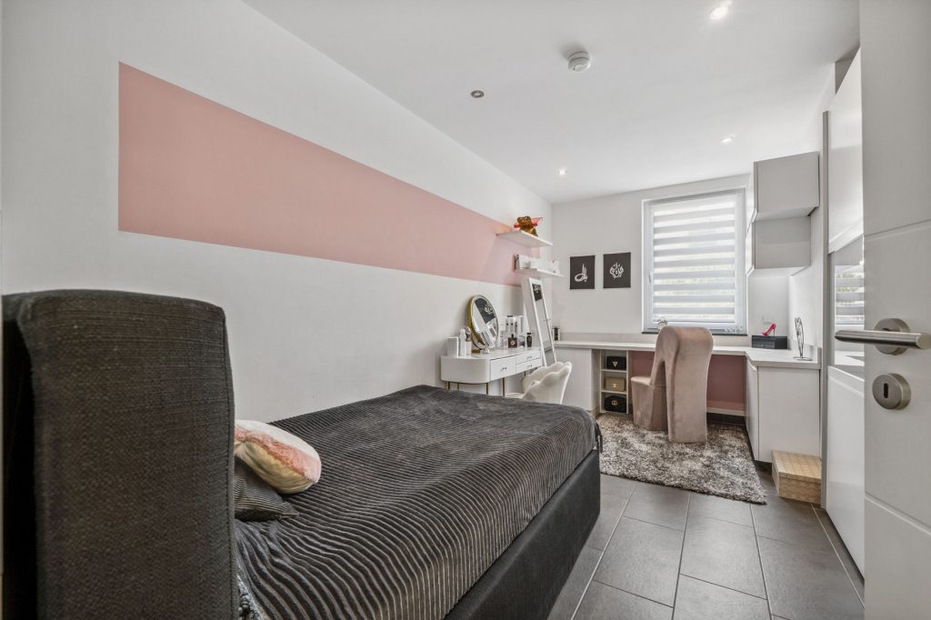 Gütelhöfer Immobilien - Immobilienangebot - Bergheim - Alle - Neuwertig und bezugsfrei! Großzügige 4-Zimmer-Erdgeschoss-Wohnung mit Einbauküche und Garten