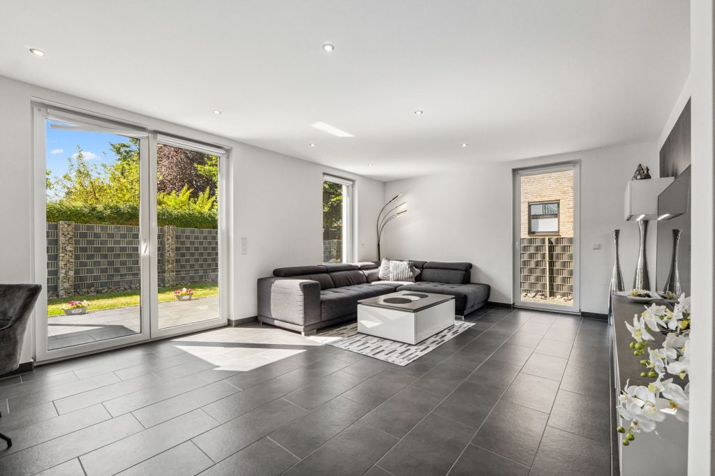 Gütelhöfer Immobilien - Immobilienangebot - Bergheim - Alle - Neuwertig und bezugsfrei! Großzügige 4-Zimmer-Erdgeschoss-Wohnung mit Einbauküche und Garten