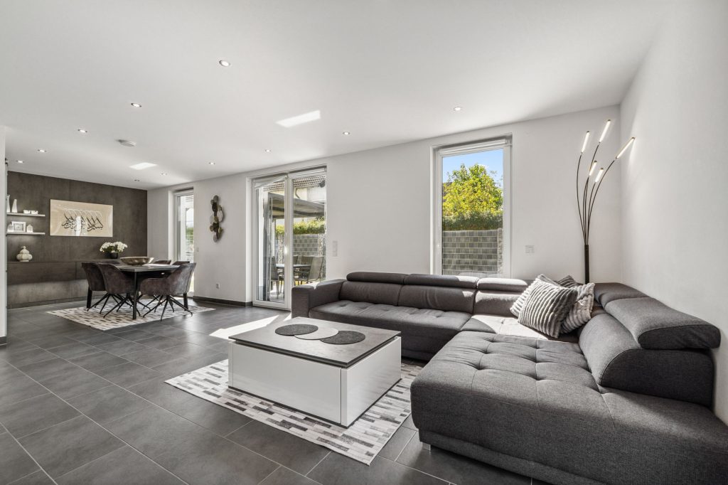 Gütelhöfer Immobilien - Immobilienangebot - Bergheim - Alle - Neuwertig und bezugsfrei! Großzügige 4-Zimmer-Erdgeschoss-Wohnung mit Einbauküche und Garten