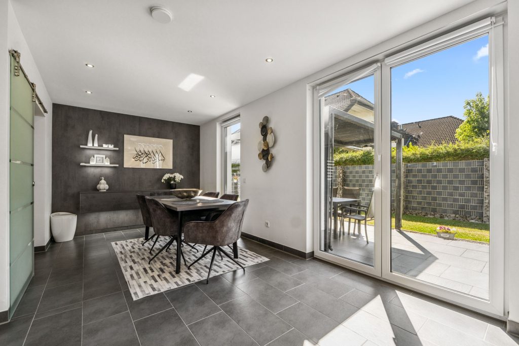 Gütelhöfer Immobilien - Immobilienangebot - Bergheim - Alle - Neuwertig und bezugsfrei! Großzügige 4-Zimmer-Erdgeschoss-Wohnung mit Einbauküche und Garten
