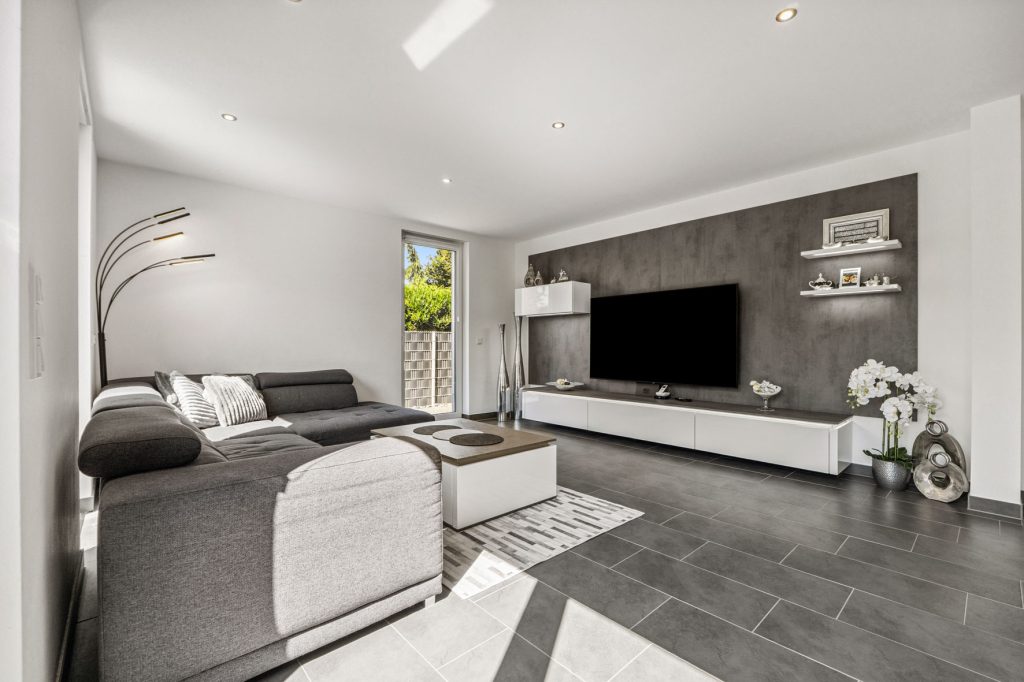 Gütelhöfer Immobilien - Immobilienangebot - Bergheim - Alle - Neuwertig und bezugsfrei! Großzügige 4-Zimmer-Erdgeschoss-Wohnung mit Einbauküche und Garten