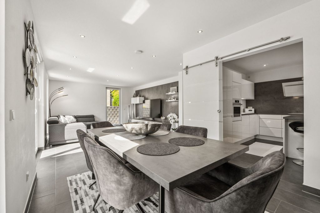 Gütelhöfer Immobilien - Immobilienangebot - Bergheim - Alle - Neuwertig und bezugsfrei! Großzügige 4-Zimmer-Erdgeschoss-Wohnung mit Einbauküche und Garten