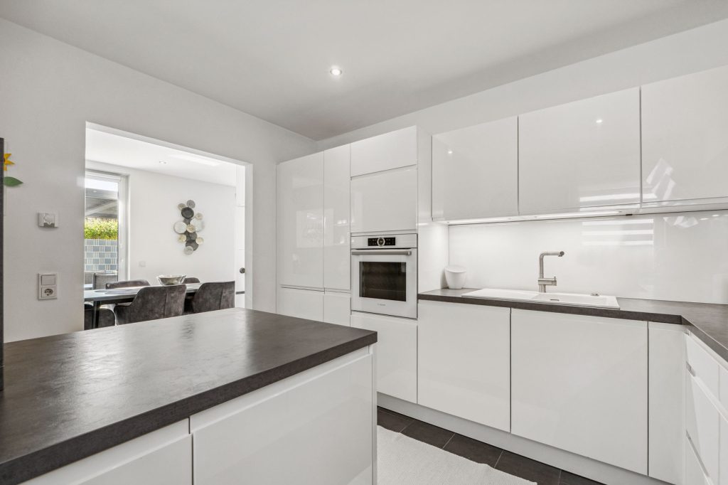 Gütelhöfer Immobilien - Immobilienangebot - Bergheim - Alle - Neuwertig und bezugsfrei! Großzügige 4-Zimmer-Erdgeschoss-Wohnung mit Einbauküche und Garten