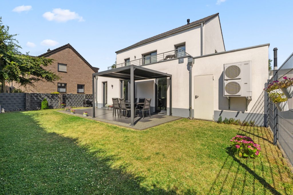 Gütelhöfer Immobilien - Immobilienangebot - Bergheim - Alle - Neuwertig und bezugsfrei! Großzügige 4-Zimmer-Erdgeschoss-Wohnung mit Einbauküche und Garten