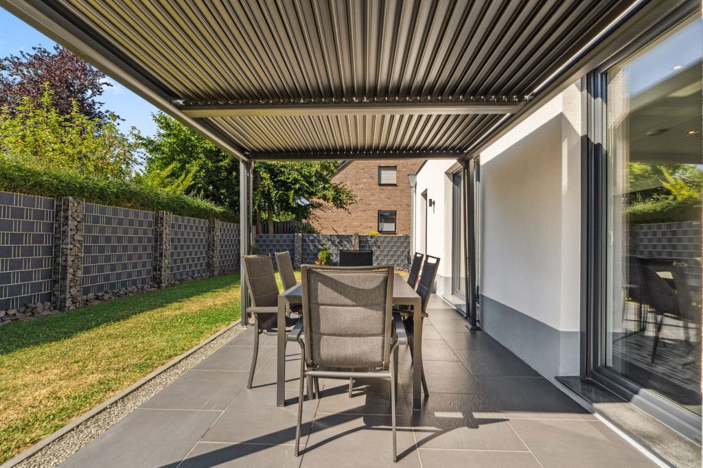 Gütelhöfer Immobilien - Immobilienangebot - Bergheim - Alle - Neuwertig und bezugsfrei! Großzügige 4-Zimmer-Erdgeschoss-Wohnung mit Einbauküche und Garten