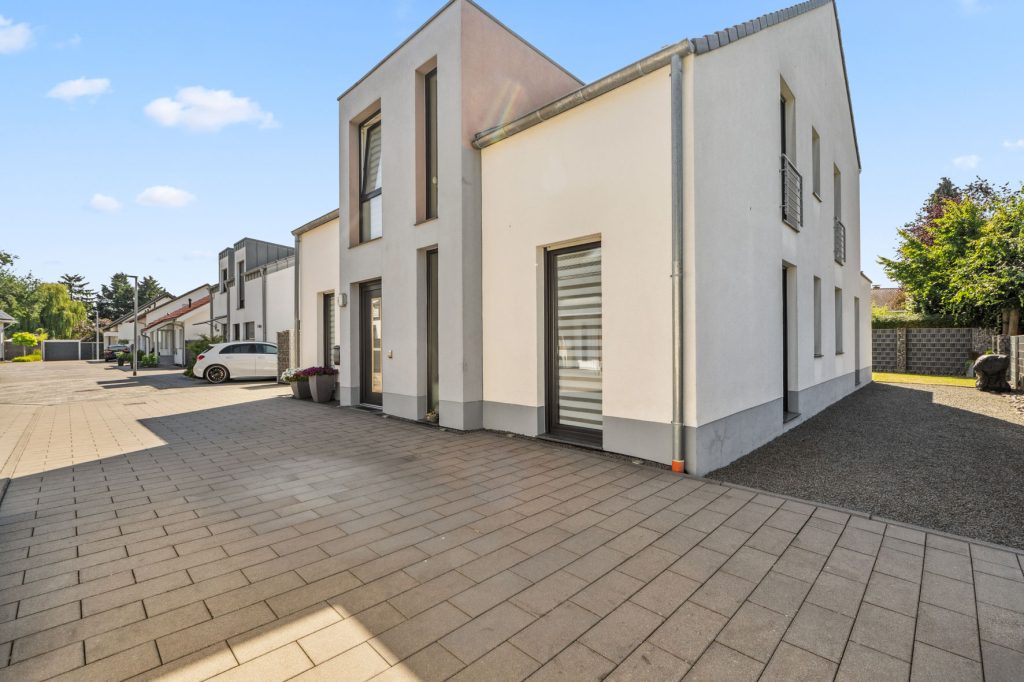 Gütelhöfer Immobilien - Immobilienangebot - Bergheim - Alle - Neuwertig und bezugsfrei! Großzügige 4-Zimmer-Erdgeschoss-Wohnung mit Einbauküche und Garten