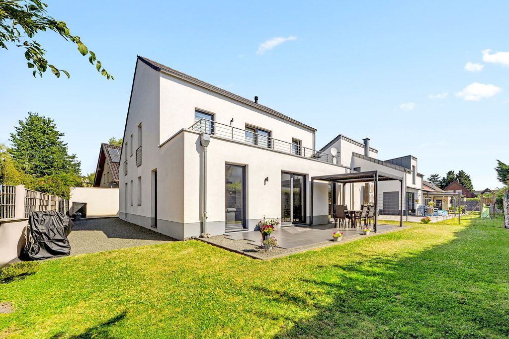 Gütelhöfer Immobilien - Immobilienangebot - Bergheim - Alle - Neuwertig und bezugsfrei! Großzügige 4-Zimmer-Erdgeschoss-Wohnung mit Einbauküche und Garten