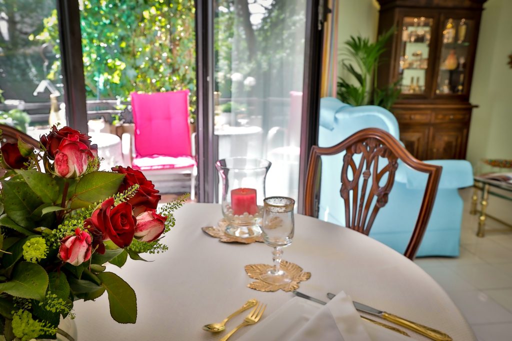 Gütelhöfer Immobilien - Immobilienangebot - Bonn / Alt-Godesberg - Alle - NEUER PREIS! Solide vermietet und möbliertes "Schmuckkästchen" mit Klima, Balkon und TG-Stellplatz