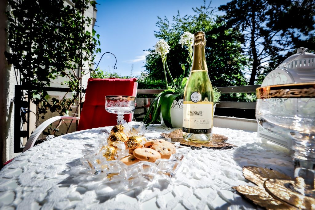 Gütelhöfer Immobilien - Immobilienangebot - Bonn / Alt-Godesberg - Alle - NEUER PREIS! Solide vermietet und möbliertes "Schmuckkästchen" mit Klima, Balkon und TG-Stellplatz