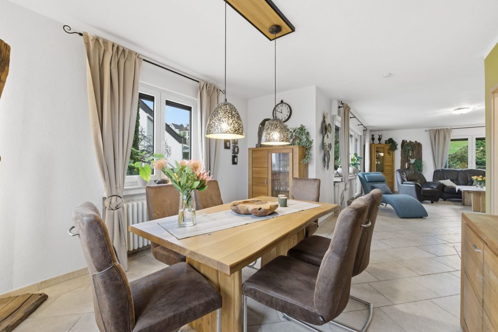Gütelhöfer Immobilien - Immobilienangebot - Bornheim / Hemmerich - Alle - Platz für 2 Generationen! Großzügiges Einfamilienhaus mit Einliegerwohnung auf 2.244m² Grund