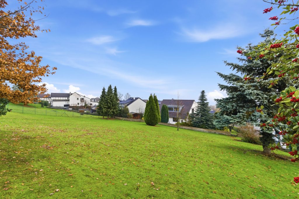 Gütelhöfer Immobilien - Immobilienangebot - Bornheim / Hemmerich - Alle - Platz für 2 Generationen! Großzügiges Einfamilienhaus mit Einliegerwohnung auf 2.244m² Grund
