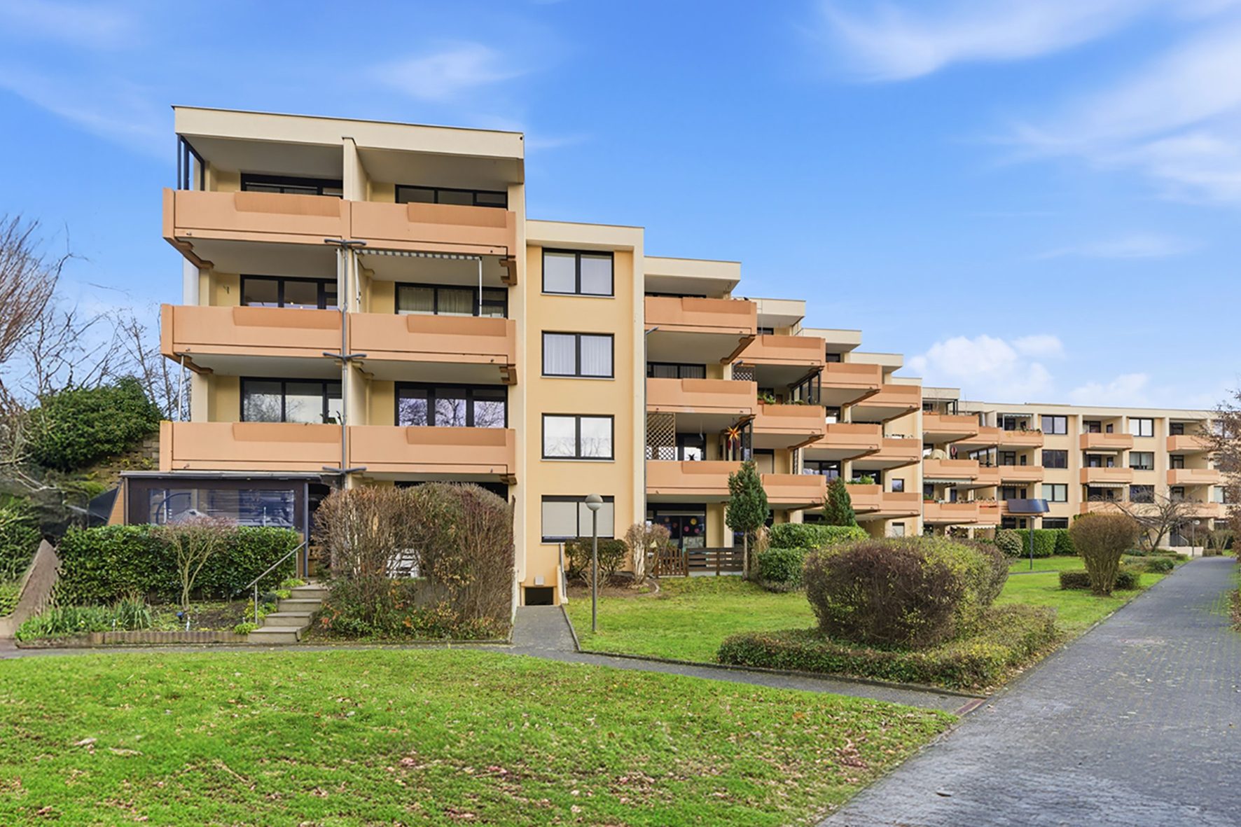 Titelbild Gütelhöfer Immobilien - Immobilienangebot - Alfter / Oedekoven - Alle - Bezugsfrei! Großzügige Dreiraumwohnung mit Aufzug, Loggia und TG-Stellplatz in Alfter / Oedekoven