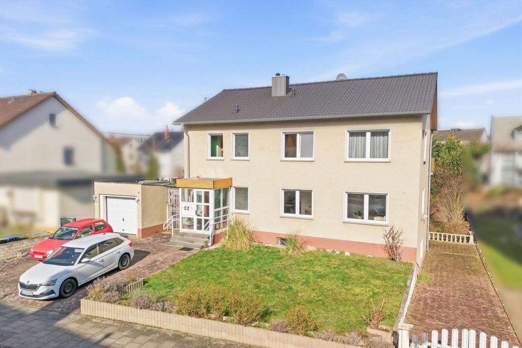 Gütelhöfer Immobilien - Immobilienangebot - Euskirchen - Alle - Modernisiertes Zweifamilienhaus mit Einbauküchen, Garage und großem Garten in zentraler Lage