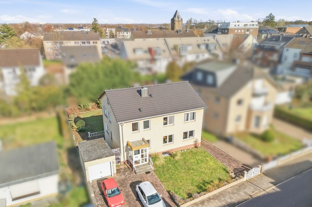 Gütelhöfer Immobilien - Immobilienangebot - Euskirchen - Alle - Modernisiertes Zweifamilienhaus mit Einbauküchen, Garage und großem Garten in zentraler Lage