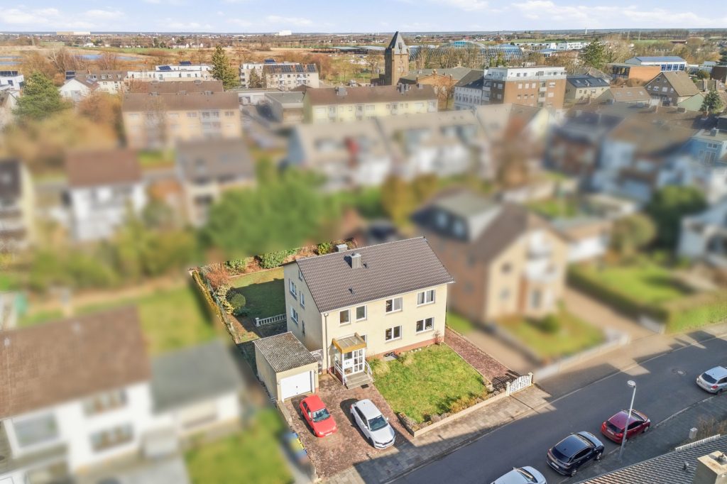 Gütelhöfer Immobilien - Immobilienangebot - Euskirchen - Alle - Modernisiertes Zweifamilienhaus mit Einbauküchen, Garage und großem Garten in zentraler Lage