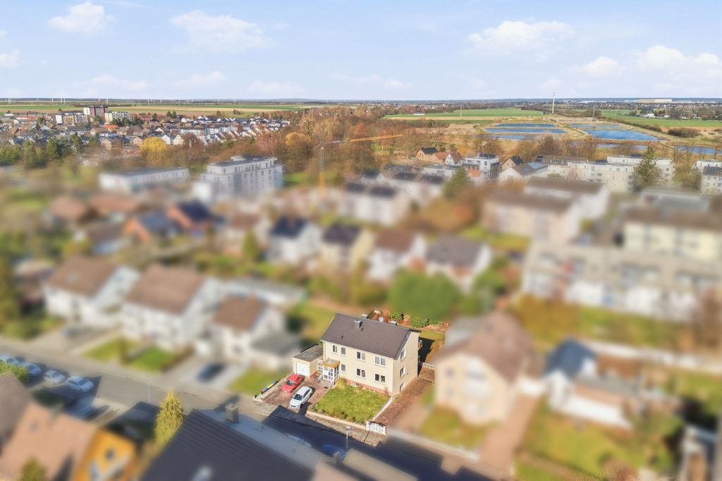 Gütelhöfer Immobilien - Immobilienangebot - Euskirchen - Alle - Modernisiertes Zweifamilienhaus mit Einbauküchen, Garage und großem Garten in zentraler Lage