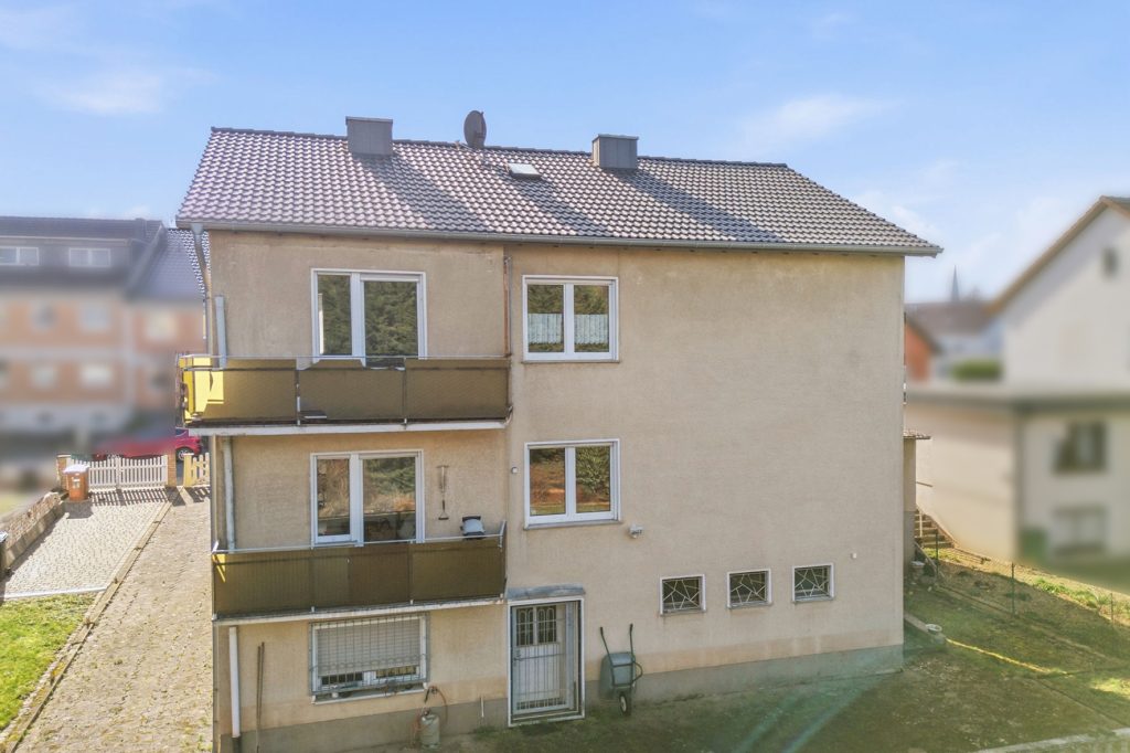 Gütelhöfer Immobilien - Immobilienangebot - Euskirchen - Alle - Modernisiertes Zweifamilienhaus mit Einbauküchen, Garage und großem Garten in zentraler Lage