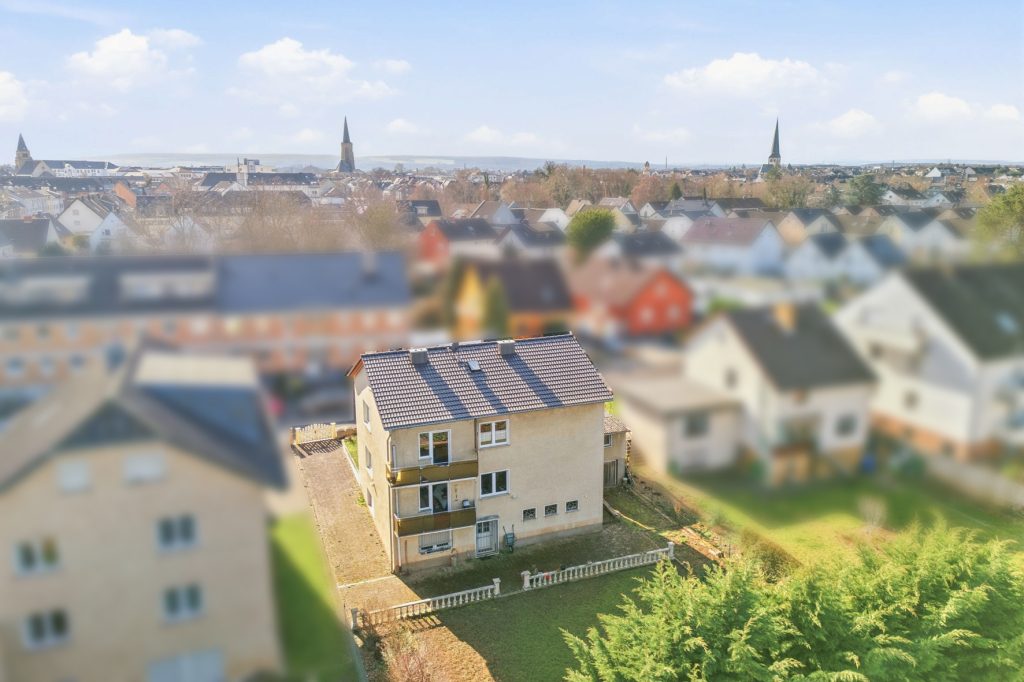 Gütelhöfer Immobilien - Immobilienangebot - Euskirchen - Alle - Modernisiertes Zweifamilienhaus mit Einbauküchen, Garage und großem Garten in zentraler Lage