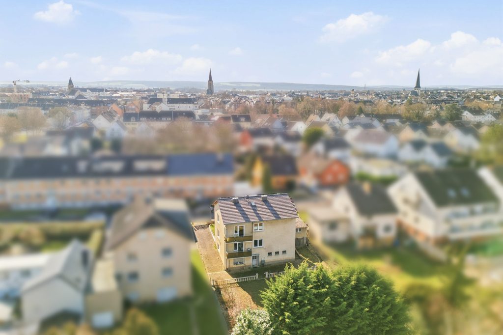 Gütelhöfer Immobilien - Immobilienangebot - Euskirchen - Alle - Modernisiertes Zweifamilienhaus mit Einbauküchen, Garage und großem Garten in zentraler Lage