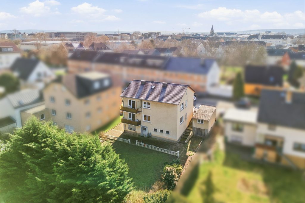Gütelhöfer Immobilien - Immobilienangebot - Euskirchen - Alle - Modernisiertes Zweifamilienhaus mit Einbauküchen, Garage und großem Garten in zentraler Lage
