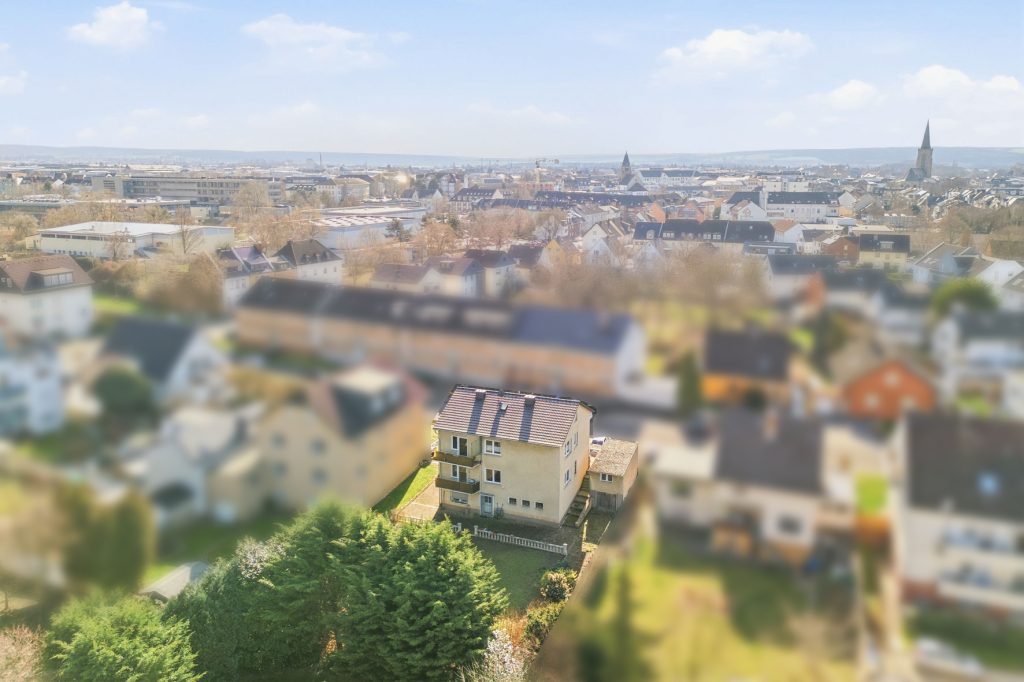 Gütelhöfer Immobilien - Immobilienangebot - Euskirchen - Alle - Modernisiertes Zweifamilienhaus mit Einbauküchen, Garage und großem Garten in zentraler Lage