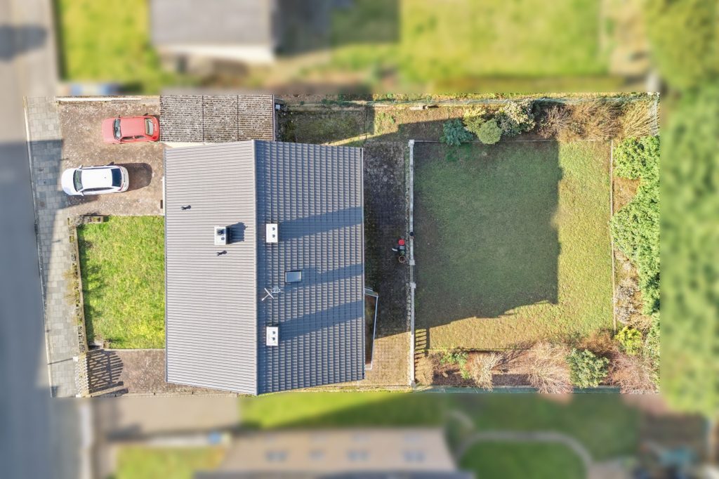 Gütelhöfer Immobilien - Immobilienangebot - Euskirchen - Alle - Modernisiertes Zweifamilienhaus mit Einbauküchen, Garage und großem Garten in zentraler Lage