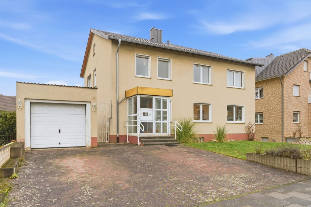 Gütelhöfer Immobilien - Immobilienangebot - Euskirchen - Alle - Modernisiertes Zweifamilienhaus mit Einbauküchen, Garage und großem Garten in zentraler Lage