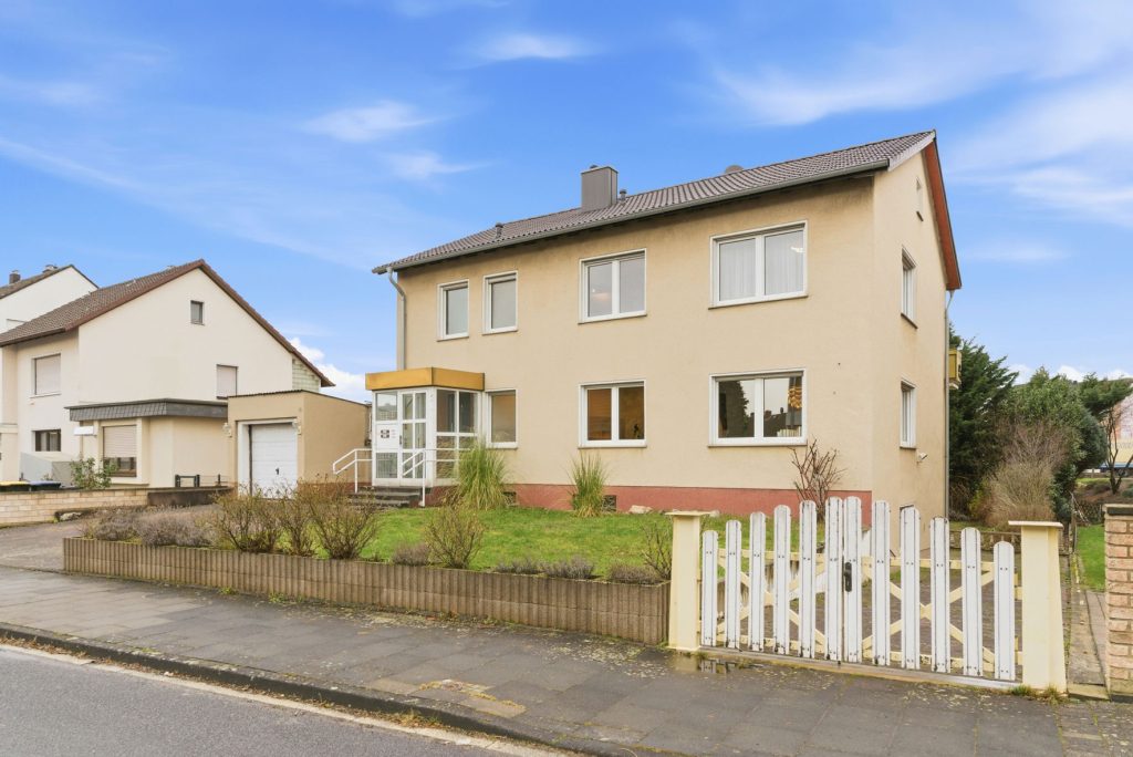 Gütelhöfer Immobilien - Immobilienangebot - Euskirchen - Alle - Modernisiertes Zweifamilienhaus mit Einbauküchen, Garage und großem Garten in zentraler Lage