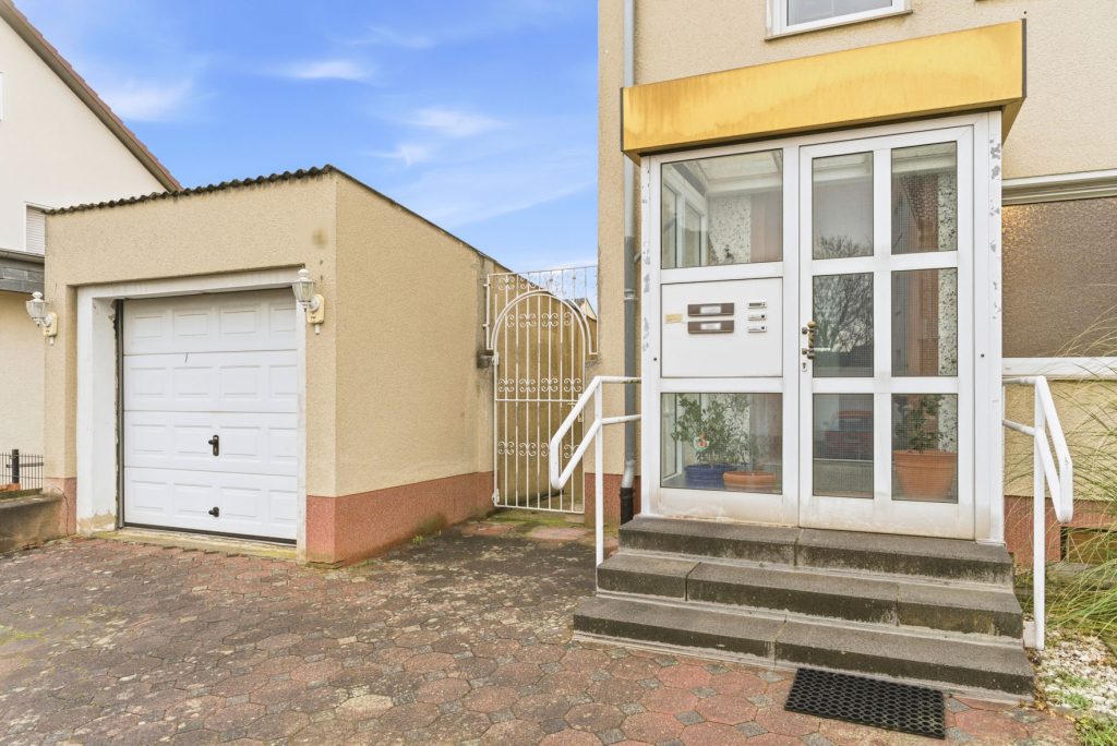 Gütelhöfer Immobilien - Immobilienangebot - Euskirchen - Alle - Modernisiertes Zweifamilienhaus mit Einbauküchen, Garage und großem Garten in zentraler Lage
