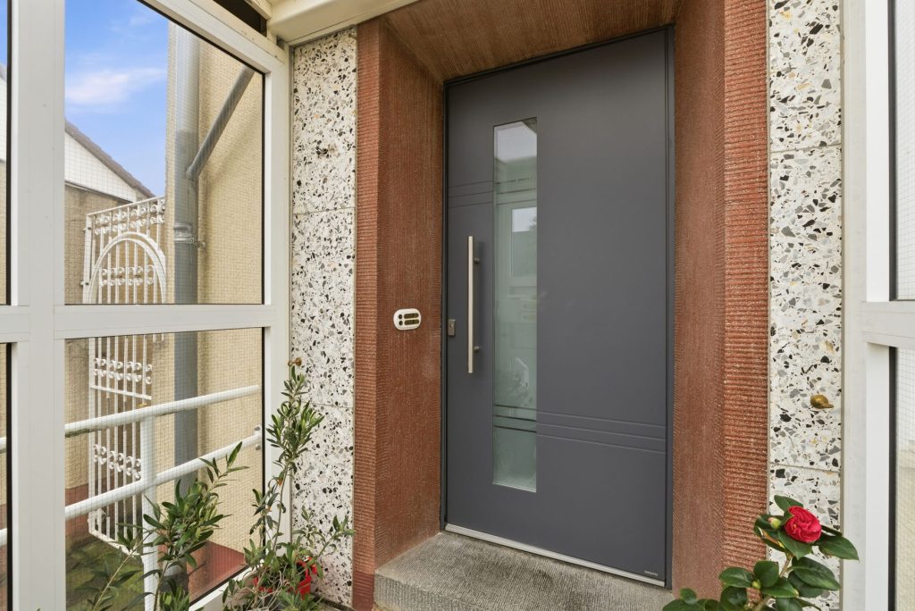 Gütelhöfer Immobilien - Immobilienangebot - Euskirchen - Alle - Modernisiertes Zweifamilienhaus mit Einbauküchen, Garage und großem Garten in zentraler Lage