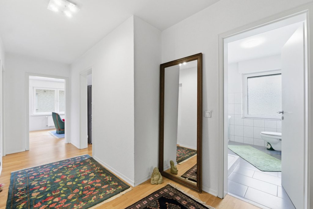 Gütelhöfer Immobilien - Immobilienangebot - Euskirchen - Alle - Modernisiertes Zweifamilienhaus mit Einbauküchen, Garage und großem Garten in zentraler Lage