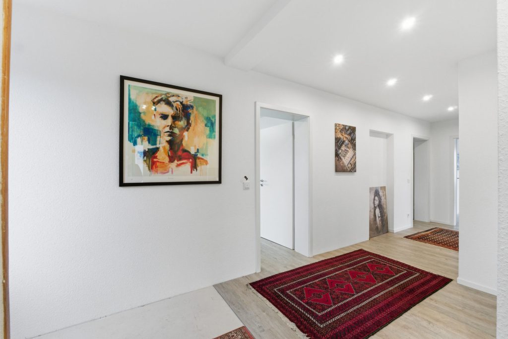 Gütelhöfer Immobilien - Immobilienangebot - Euskirchen - Alle - Modernisiertes Zweifamilienhaus mit Einbauküchen, Garage und großem Garten in zentraler Lage