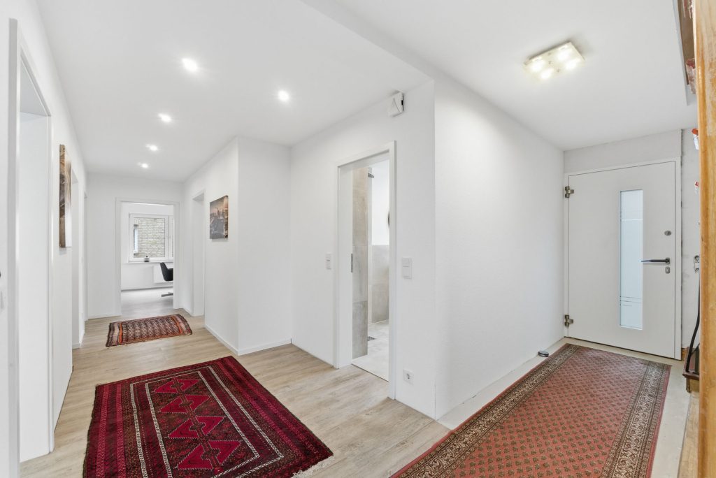 Gütelhöfer Immobilien - Immobilienangebot - Euskirchen - Alle - Modernisiertes Zweifamilienhaus mit Einbauküchen, Garage und großem Garten in zentraler Lage