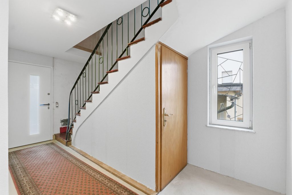 Gütelhöfer Immobilien - Immobilienangebot - Euskirchen - Alle - Modernisiertes Zweifamilienhaus mit Einbauküchen, Garage und großem Garten in zentraler Lage