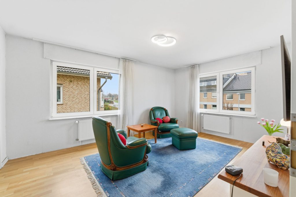 Gütelhöfer Immobilien - Immobilienangebot - Euskirchen - Alle - Modernisiertes Zweifamilienhaus mit Einbauküchen, Garage und großem Garten in zentraler Lage