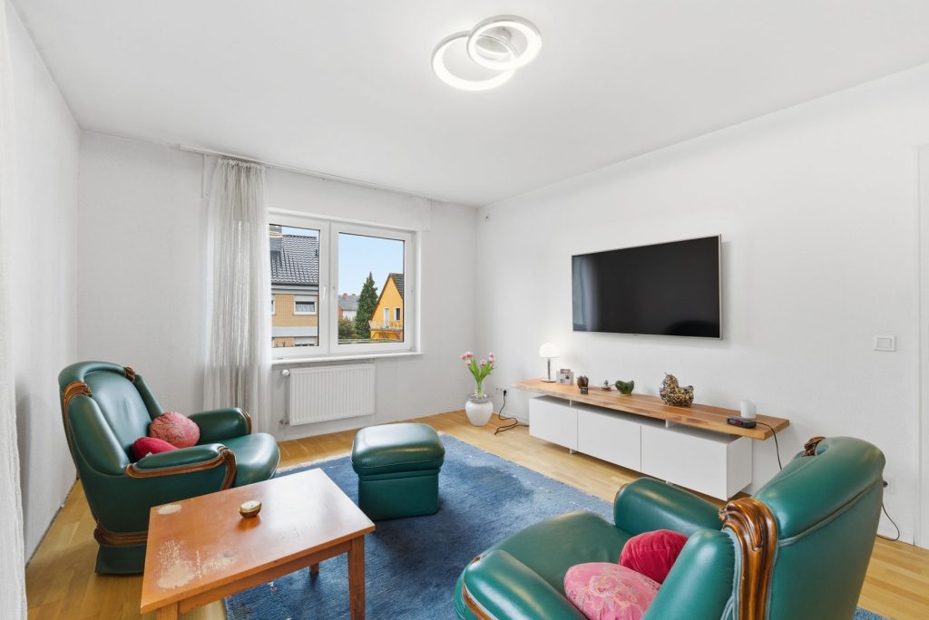 Gütelhöfer Immobilien - Immobilienangebot - Euskirchen - Alle - Modernisiertes Zweifamilienhaus mit Einbauküchen, Garage und großem Garten in zentraler Lage