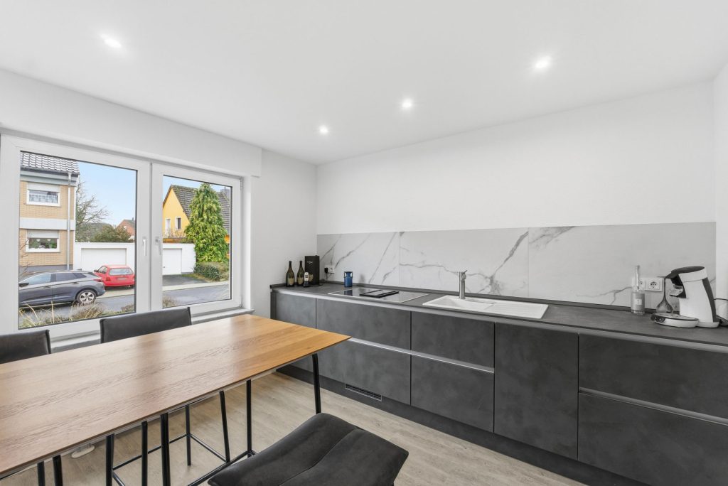 Gütelhöfer Immobilien - Immobilienangebot - Euskirchen - Alle - Modernisiertes Zweifamilienhaus mit Einbauküchen, Garage und großem Garten in zentraler Lage