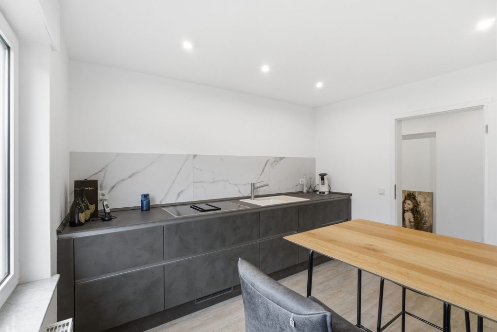 Gütelhöfer Immobilien - Immobilienangebot - Euskirchen - Alle - Modernisiertes Zweifamilienhaus mit Einbauküchen, Garage und großem Garten in zentraler Lage