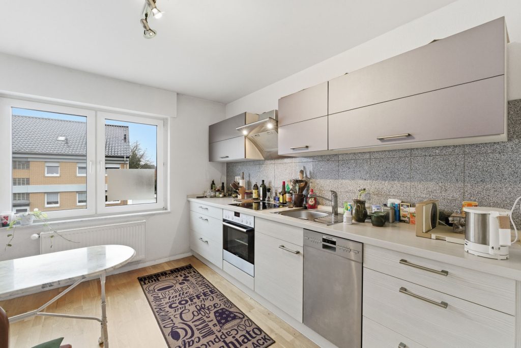 Gütelhöfer Immobilien - Immobilienangebot - Euskirchen - Alle - Modernisiertes Zweifamilienhaus mit Einbauküchen, Garage und großem Garten in zentraler Lage