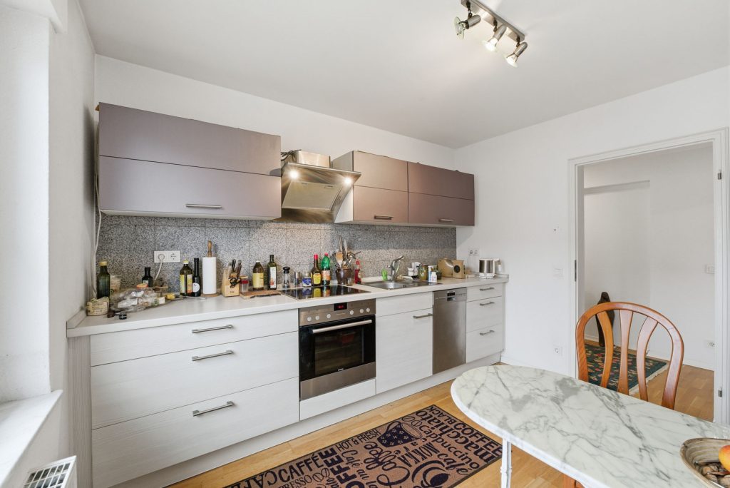 Gütelhöfer Immobilien - Immobilienangebot - Euskirchen - Alle - Modernisiertes Zweifamilienhaus mit Einbauküchen, Garage und großem Garten in zentraler Lage