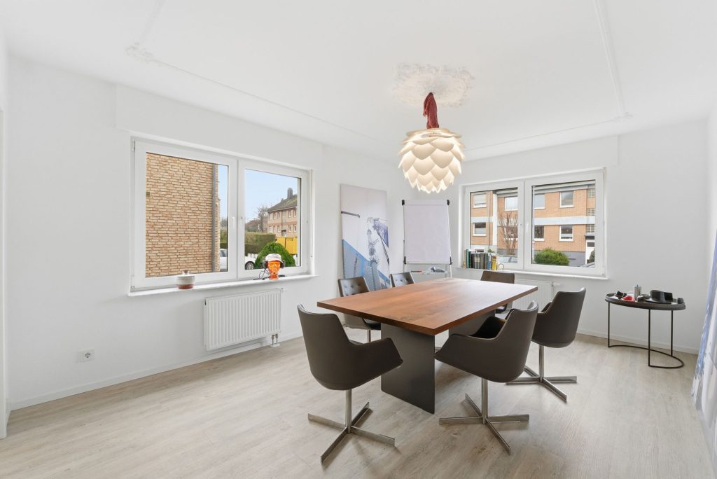 Gütelhöfer Immobilien - Immobilienangebot - Euskirchen - Alle - Modernisiertes Zweifamilienhaus mit Einbauküchen, Garage und großem Garten in zentraler Lage