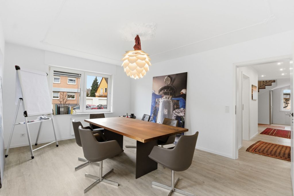 Gütelhöfer Immobilien - Immobilienangebot - Euskirchen - Alle - Modernisiertes Zweifamilienhaus mit Einbauküchen, Garage und großem Garten in zentraler Lage