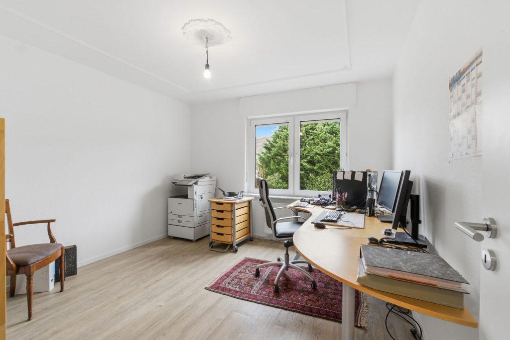 Gütelhöfer Immobilien - Immobilienangebot - Euskirchen - Alle - Modernisiertes Zweifamilienhaus mit Einbauküchen, Garage und großem Garten in zentraler Lage
